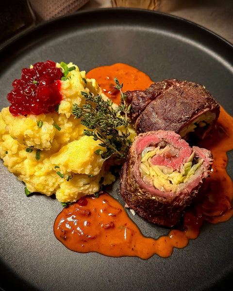 Hirschroulade gefüllt mit Spitzkohl auf Blumenkohl-Kartoffelstampf mit Preiselbeeren-Thymian-Soße