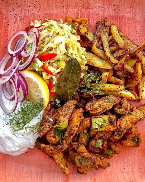 Hausgemachtes Gyros und Kartoffeln von der Plancha mit Krautsalat und Tsatsiki