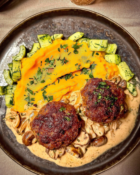 Saftige Bouletten in Champignon-Rahmsauce auf Kürbisstampf mit Dillgurken