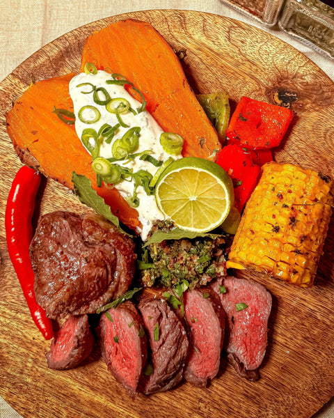 Picanha vom Mangal Grill mit Grillgemüse, Chimichurri und gebackener Süßkartoffel mit Sour Cream