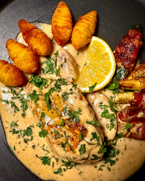 Hähnchenbrust in cremiger Estragon-Senfsoße mit Schalotten, Zucchini im Speckmantel und Kroketten