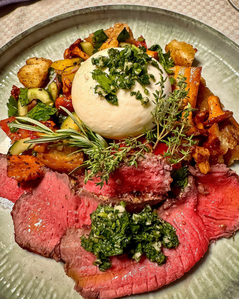 Gegrilltes Roastbeef mit Gremolata auf Panzanella mit Burrata