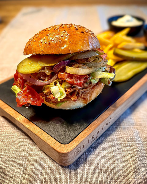 Selbst gemachter Pulled Pork Burger mit Coleslaw, Schmorzwiebeln, Bacon und hausgemachten Buns