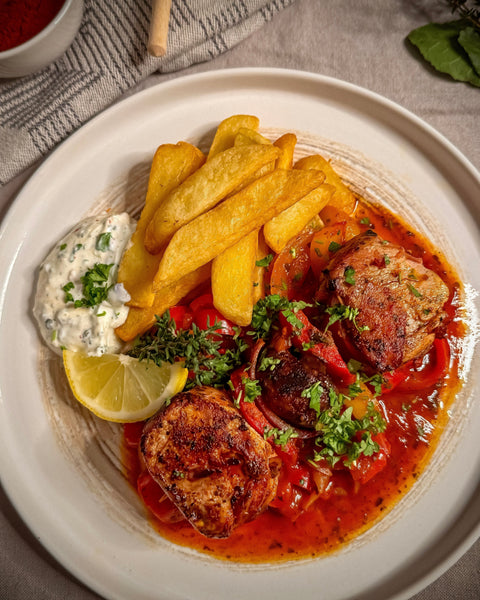 Marinierte Schweinefilet-Spieße auf ungarischem Letscho mit Steakhouse-Pommes und Knoblauchcreme