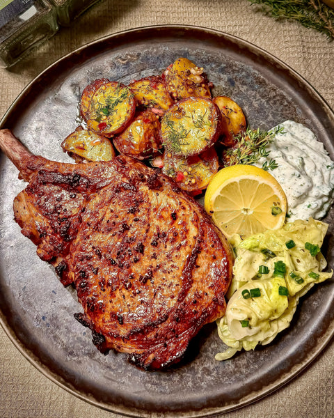 Mit Honig und Thymian mariniertes Kotelett vom Durocschwein mit knusprigem lauwarmen Kartoffelsalat und Kräuterquark