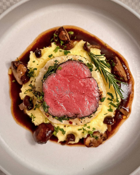 Rinderfilet im Kräutermantel auf Selleriepüree mit Kartoffel-Parmesanstampf, Pilzen und Portweinjus