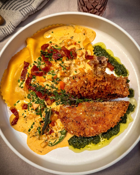Duroc Kotelett mit goldener Pankopanade, serviert auf Pasta mit Hokkaido-Kürbis