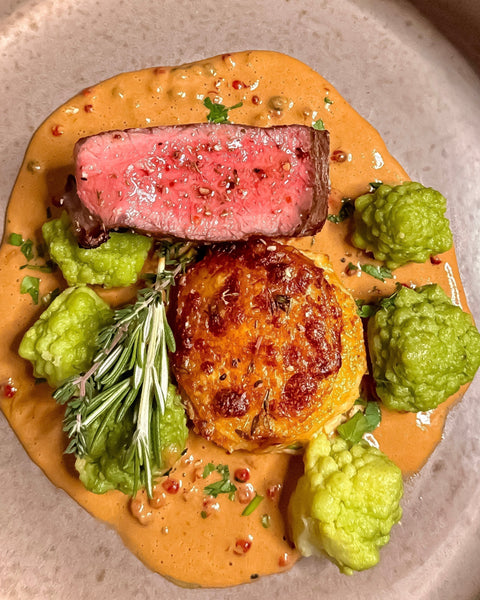 Gegrilltes Rumpsteak auf cremiger Pfeffersauce mit Romanesco in Butter und kleinen Kartoffelgratins