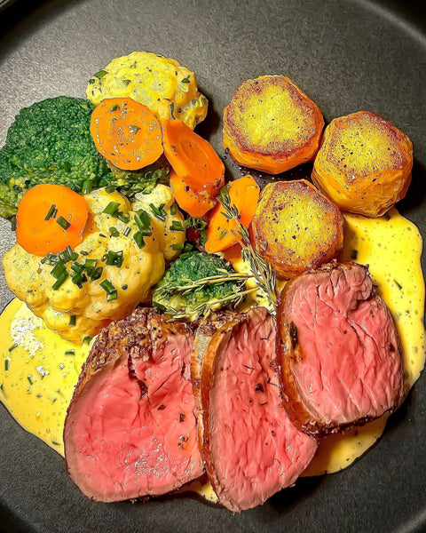 Rinderfilet im Pfeffermantel auf Kaisergemüse mit Zitronen-Hollandaise und Fondantkartoffeln